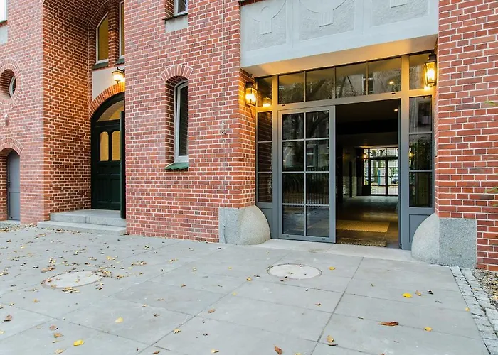 Beutiful Pearl In Tenement House In Center *