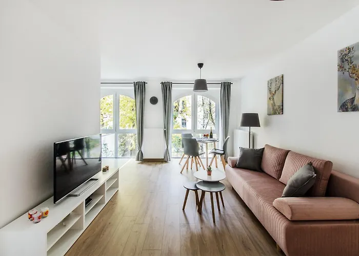 Beutiful Pearl In Tenement House In Center Apartment