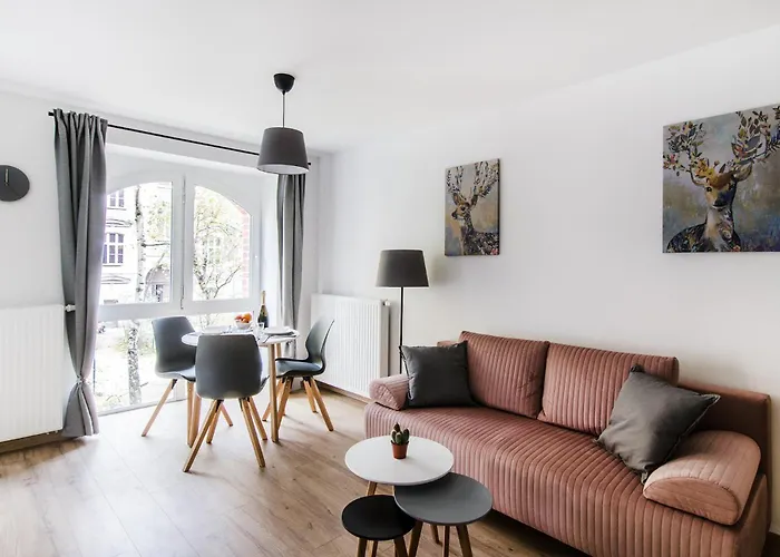 Beutiful Pearl In Tenement House In Center *